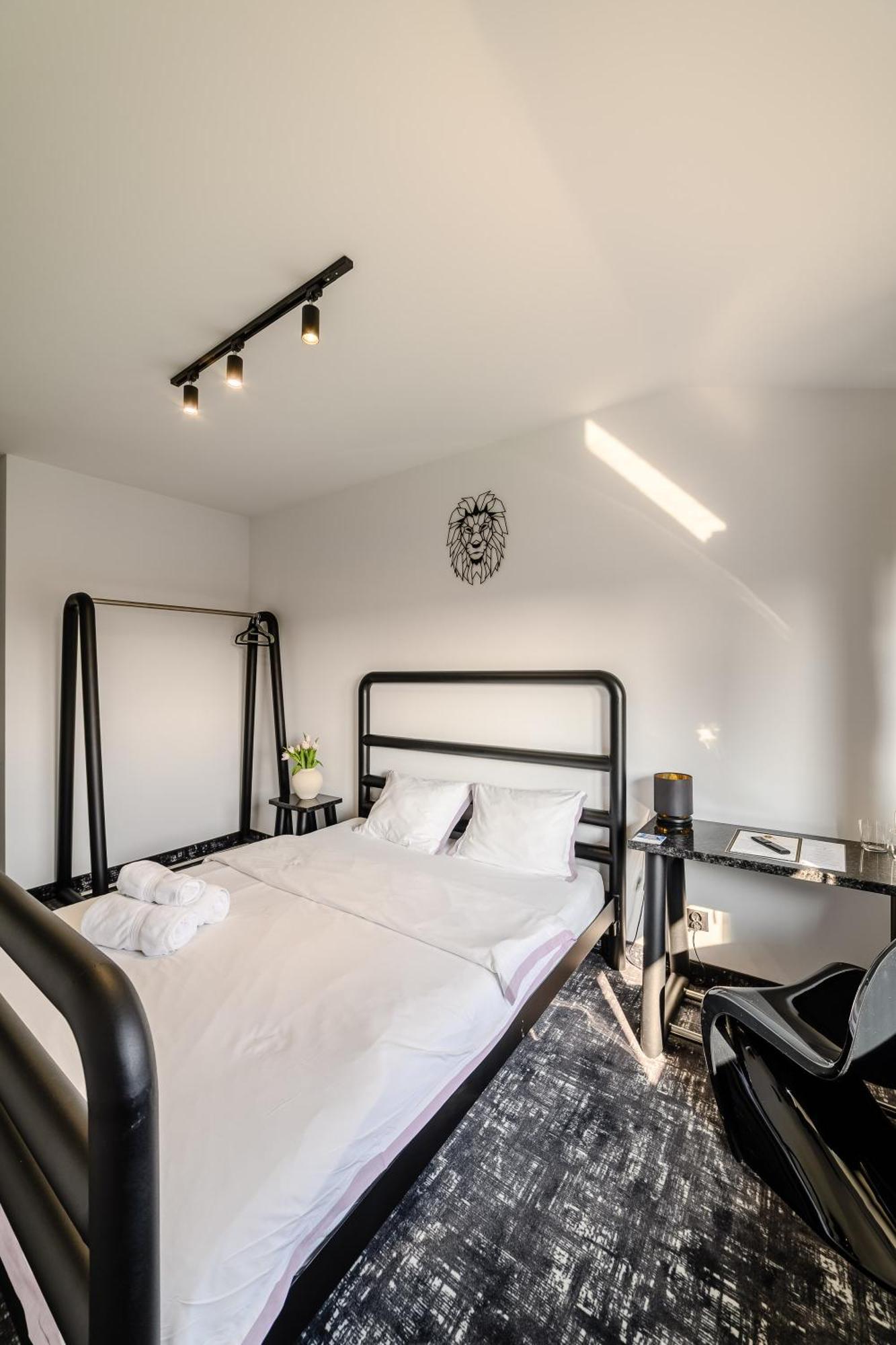 Golden Lion House Bed&Breakfast Rumia Bagian luar foto