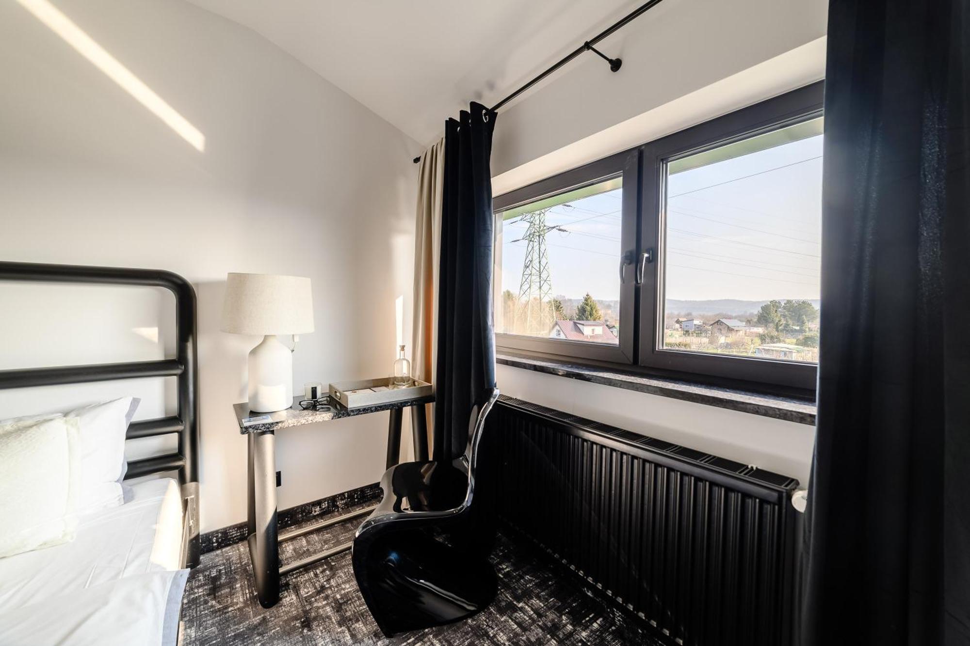 Golden Lion House Bed&Breakfast Rumia Bagian luar foto