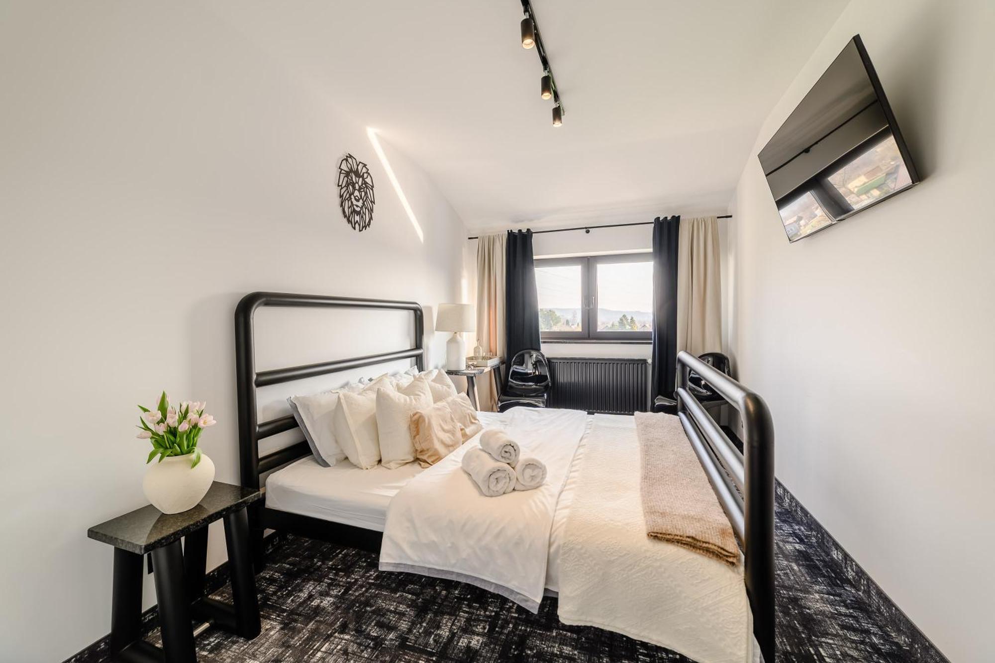 Golden Lion House Bed&Breakfast Rumia Bagian luar foto