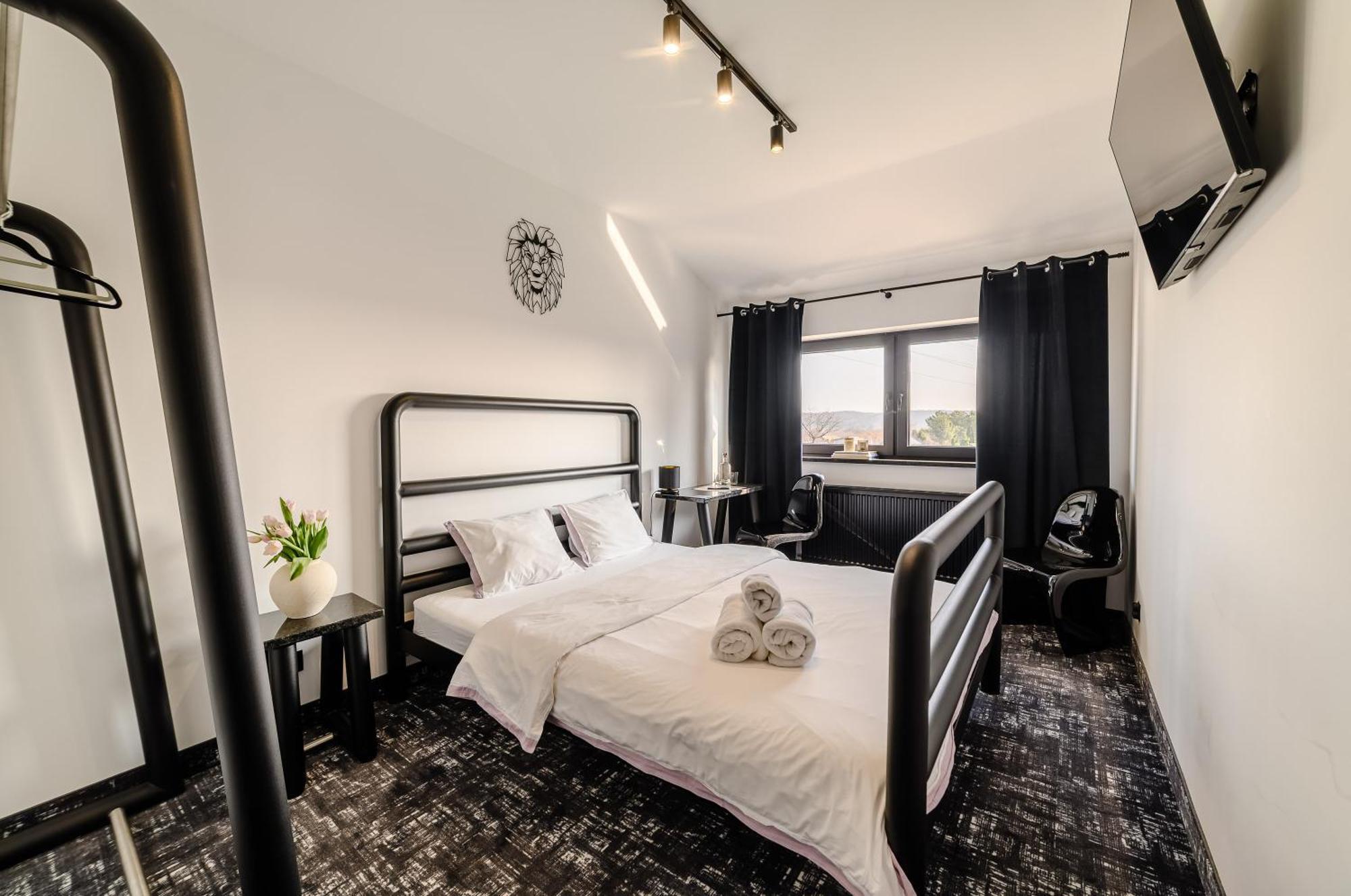 Golden Lion House Bed&Breakfast Rumia Bagian luar foto