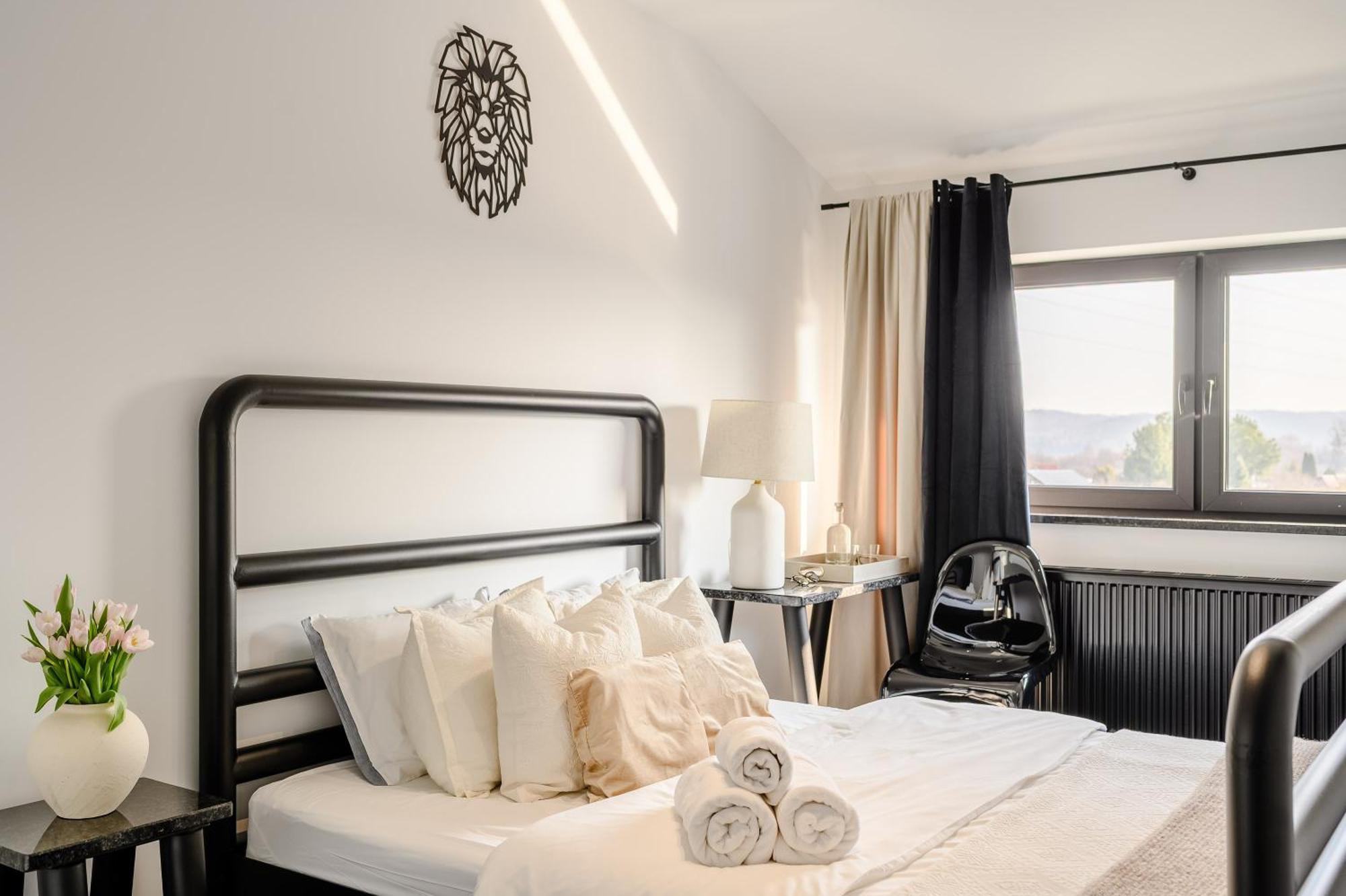 Golden Lion House Bed&Breakfast Rumia Bagian luar foto