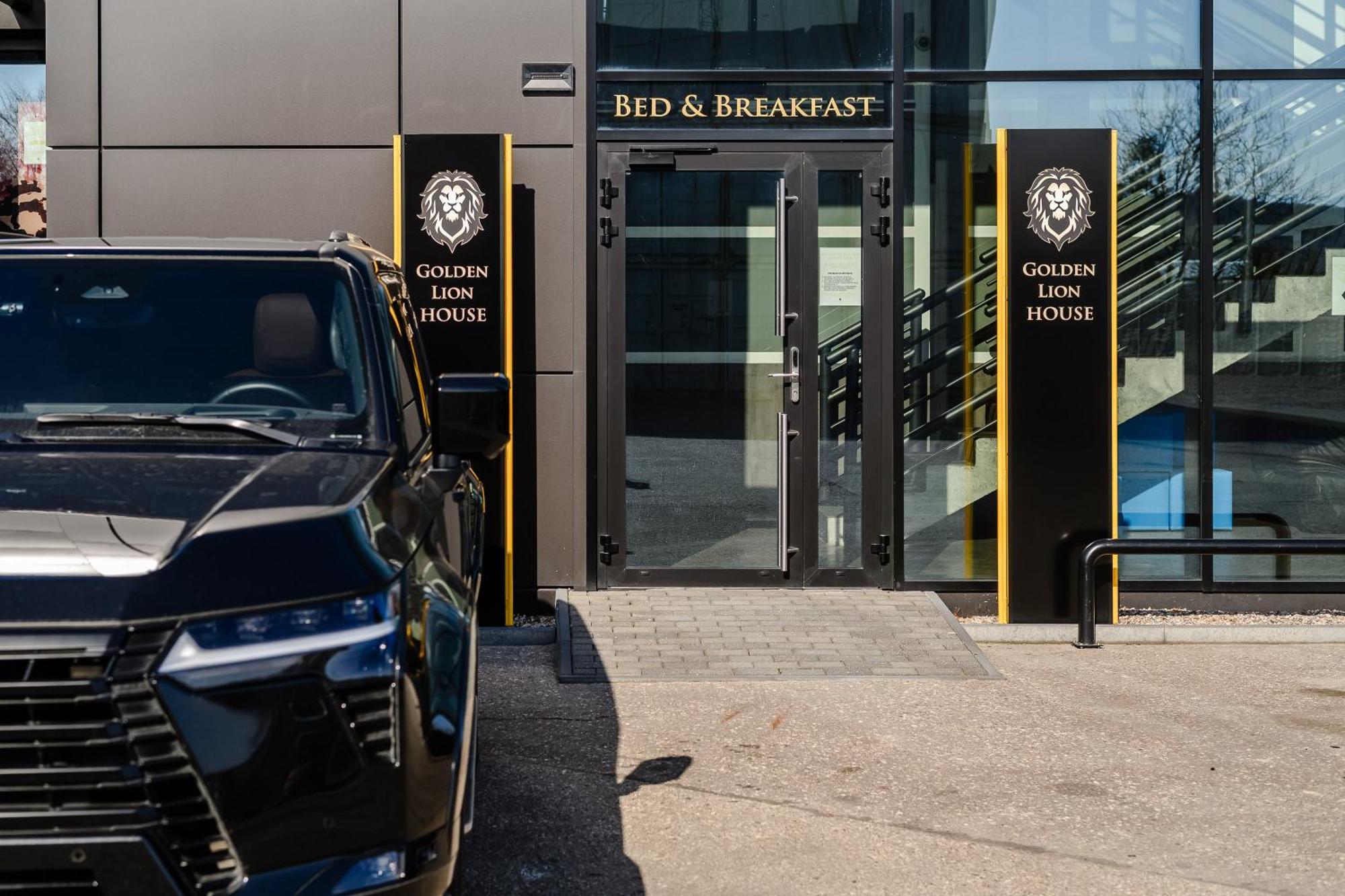 Golden Lion House Bed&Breakfast Rumia Bagian luar foto