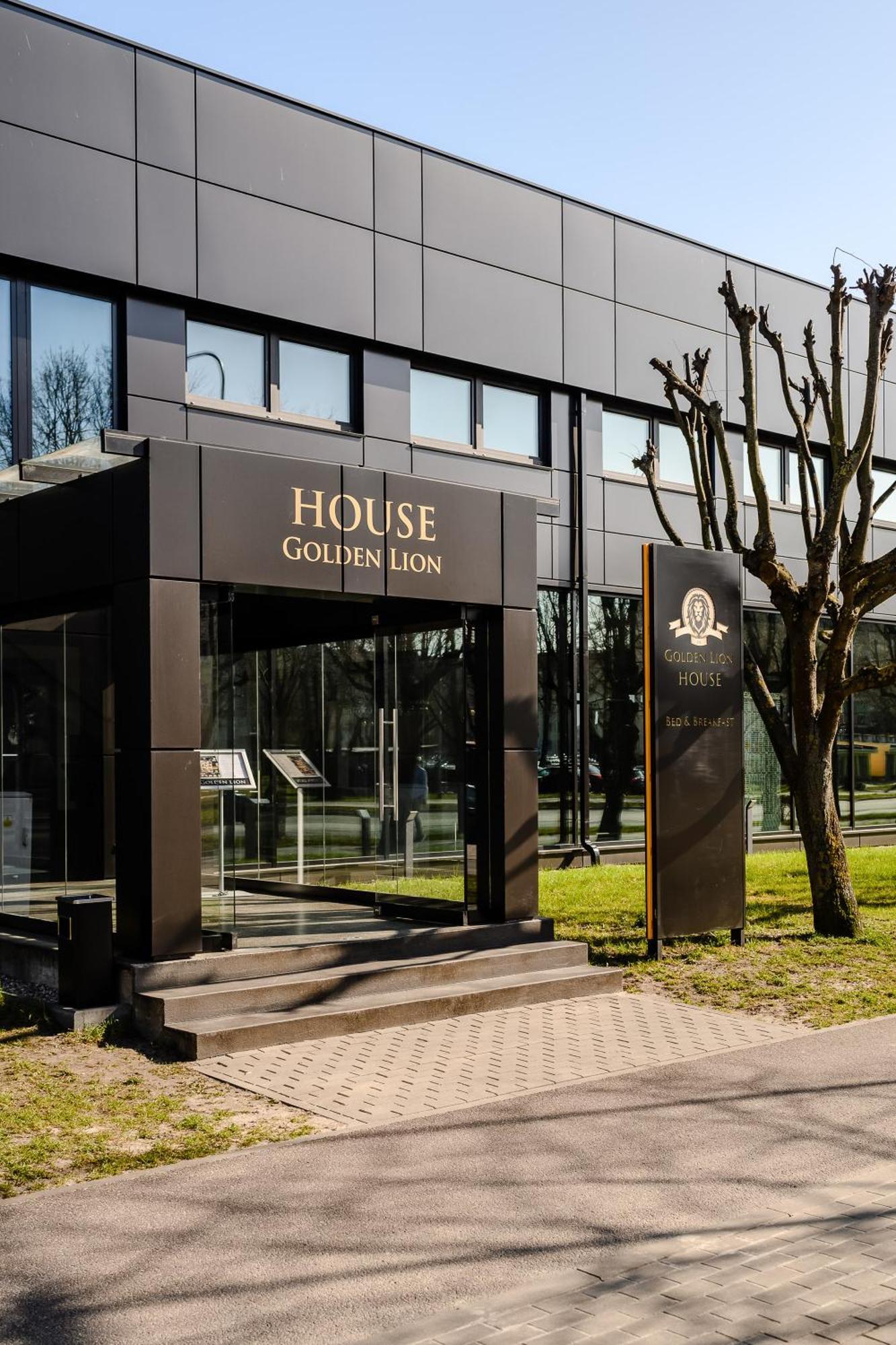 Golden Lion House Bed&Breakfast Rumia Bagian luar foto
