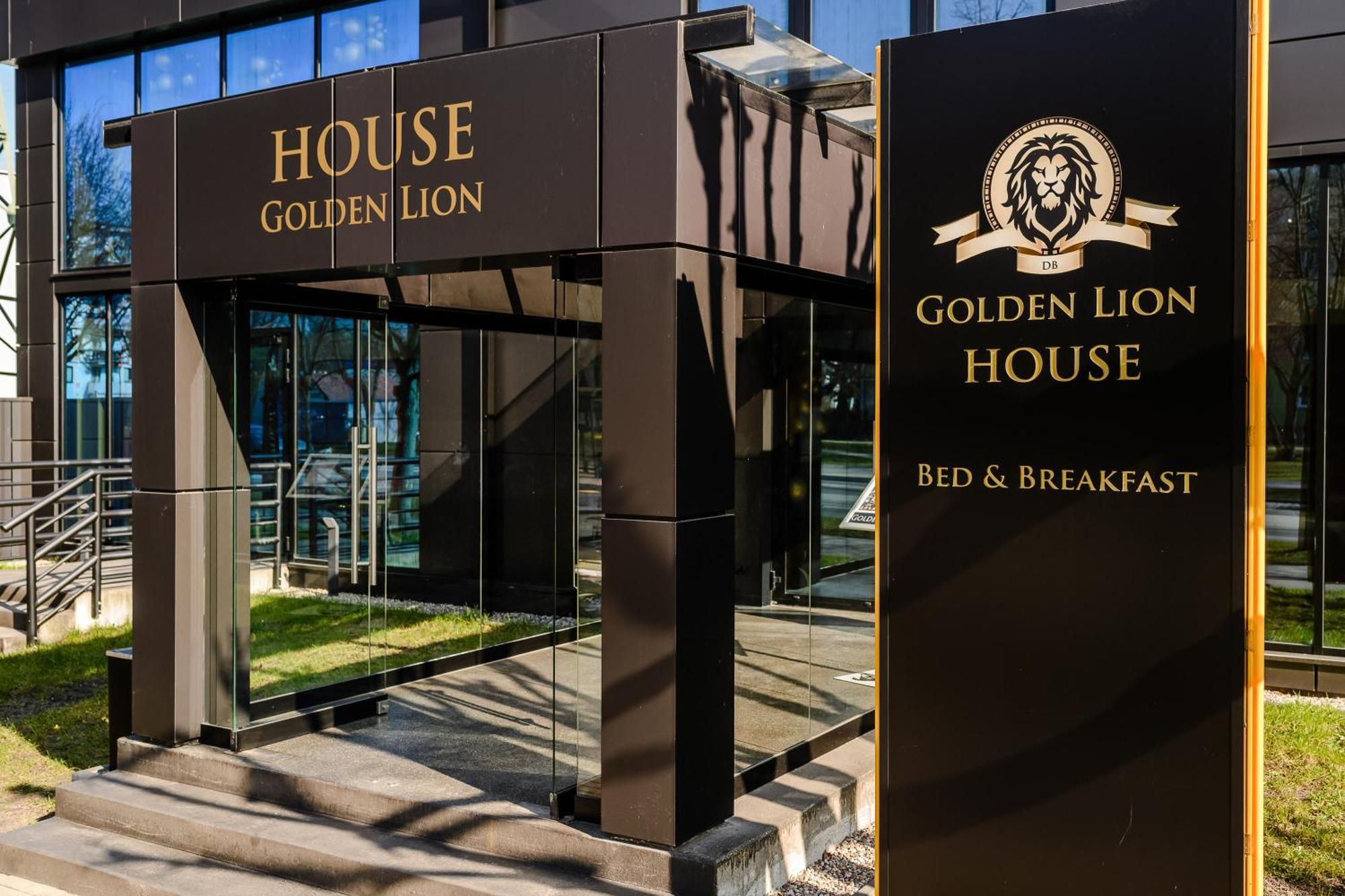 Golden Lion House Bed&Breakfast Rumia Bagian luar foto